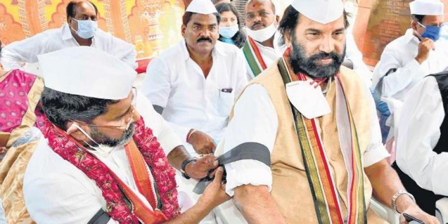 Uttam wants KCR to resign for failing to stop AP’s G.O.