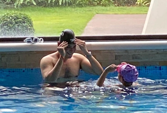 Pic Talk: Mahesh Babu Goes Shirtless In Pool