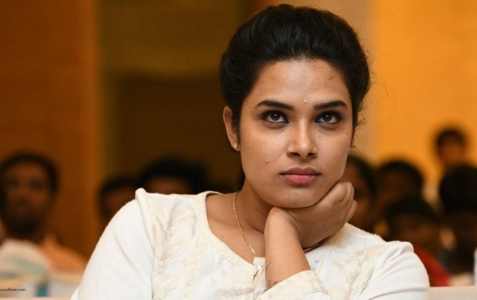 Hari Teja asks fans to support her favourite contestant