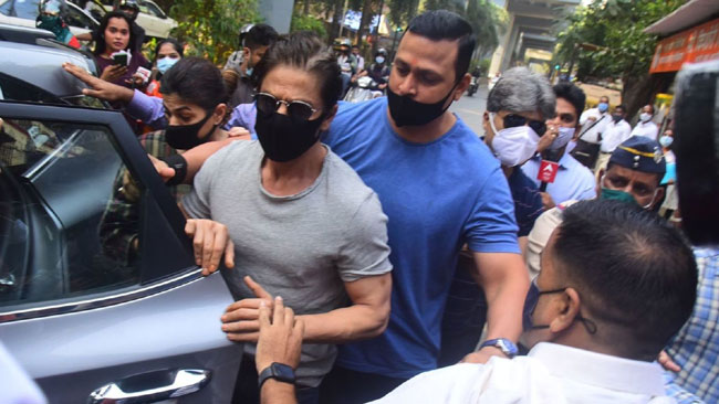 shah Rukh Khan Meets Aryan First Time After His Arrest!