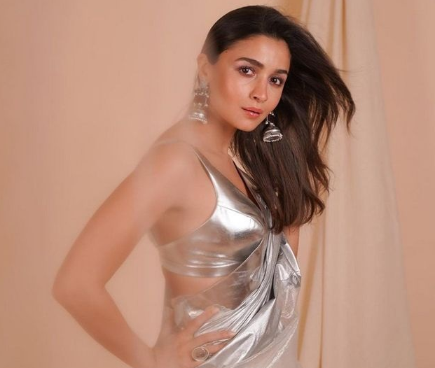 Pic Talk: RRR girl flaunts her curves in saree