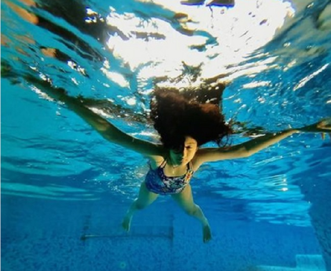 Adorable Sitara Surprises With her Underwater Skills!