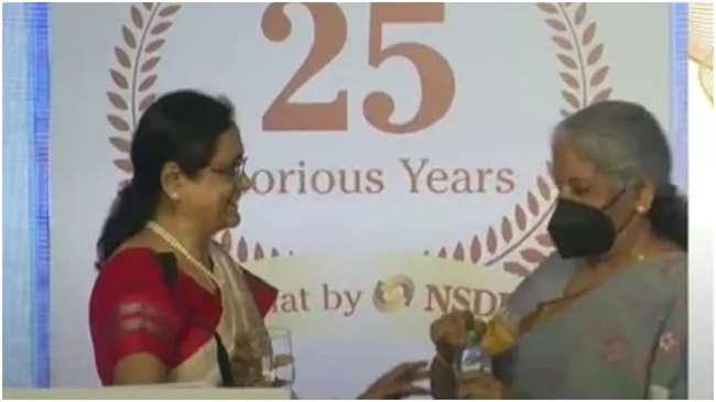 Nirmala Sitharaman Takes Everyone By surprise with Humble Nature!