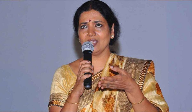 ‘Protective Mother’ Jeevitha Questions Fake News on Daughters!