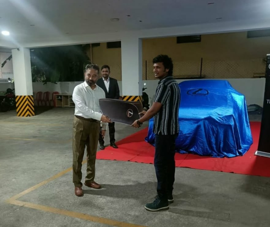 Kamal Haasan gifts a swanky car to Lokesh Kanagaraj